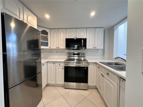 apt-302-540 Brickell Key Dr, Miami, FL, 33131-2636 | Card Image
