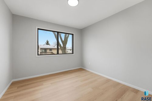 4613 E Fernwood Dr, Sioux Falls, SD, 57110-5527 | Card Image