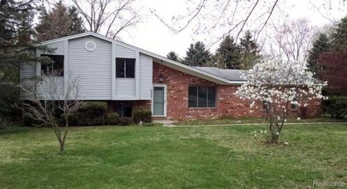 4544 Hillview Shrs, Clarkston, MI, 48348-2324 | Card Image