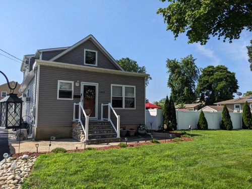 1483 12th St, West Babylon, NY, 11704-3632 | Card Image