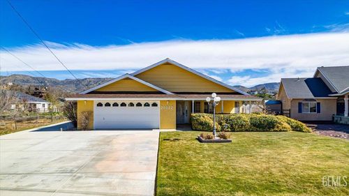 20012 Bald Mountain Dr, Tehachapi, CA, 93561-9591 | Card Image