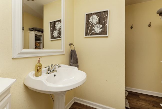 5825 G24 Hwy, Home with 7 bedrooms, 4 bathrooms and null parking in Carlisle IA | Image 11