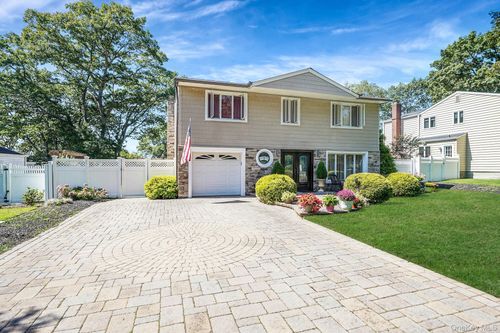 20 Villa Ln, Smithtown, NY, 11787-2331 | Card Image