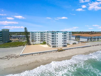 403 - 205 Highway A1a, Condo with 2 bedrooms, 2 bathrooms and null parking in Satellite Beach FL | Image 1