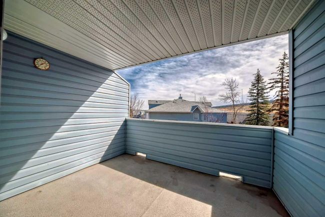 90 Valley Ridge Heights Nw, Home with 2 bedrooms, 3 bathrooms and 4 parking in Calgary AB | Image 4