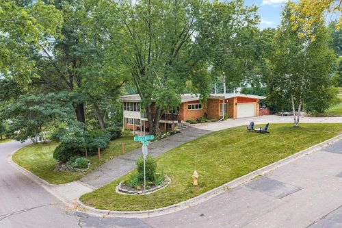 2212 Mary Hills Dr, Golden Valley, MN, 55422-4252 | Card Image