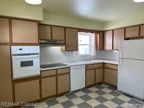 9910 Woodring St, Livonia, MI, 48150-2724 | Card Image