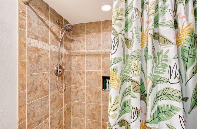 Walk-in Shower | Image 17
