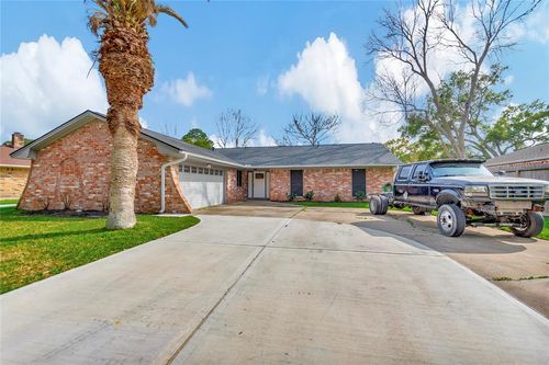 5002 Old Castle Lane, Dickinson, TX, 77539 | Card Image