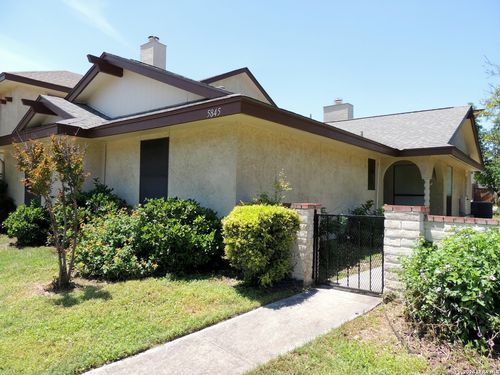 5845 Royal Bnd, San Antonio, TX, 78239-1402 | Card Image