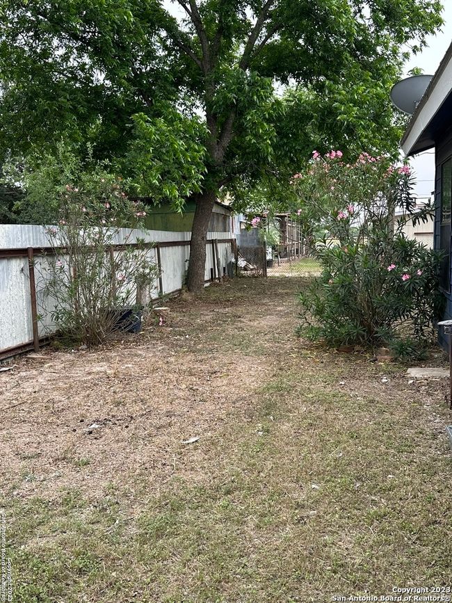 429 Wingate St, House other with 2 bedrooms, 2 bathrooms and null parking in La Pryor TX | Image 11