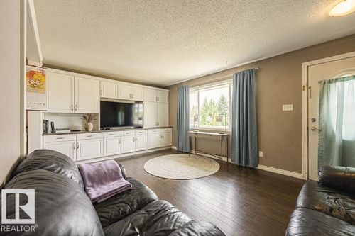9827 152 St Nw, Edmonton, AB, T5P1X2 | Card Image