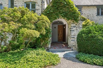 Charming entry | Image 2