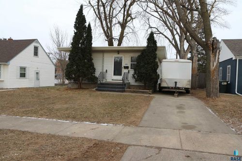 2416 S Glendale Ave, Sioux Falls, SD, 57105-3507 | Card Image