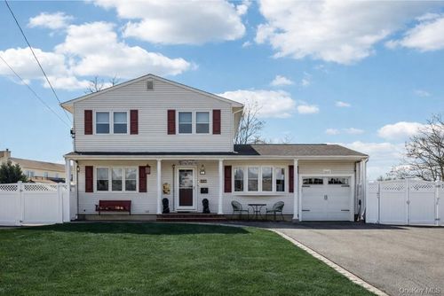31 Circle Ln, Bay Shore, NY, 11706-4401 | Card Image
