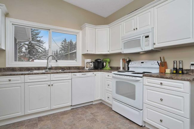 4432 37 Street, Home with 5 bedrooms, 2 bathrooms and 4 parking in Red Deer AB | Image 3