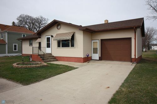 307 1st St Ne, Hankinson, ND, 58041-4005 | Card Image