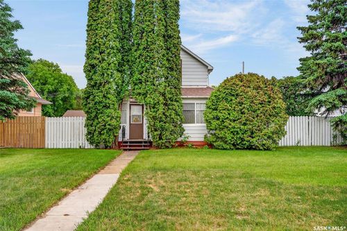 209 12 Th St E, House with 2 bedrooms, 1 bathrooms and 3 parking in Prince Albert SK | Card Image