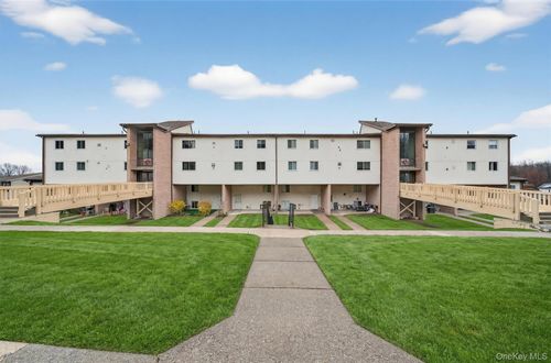 129 Concord Ln, Middletown, NY, 10940-6633 | Card Image