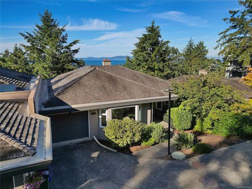 109-2829 Arbutus Rd, Saanich, BC, V8N5X5 | Card Image