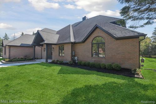 22463 Norfolk Ct, Novi, MI, 48374-3975 | Card Image