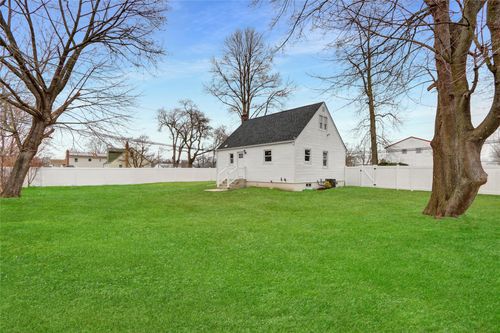 10 East St, Amityville, NY, 11701-1008 | Card Image