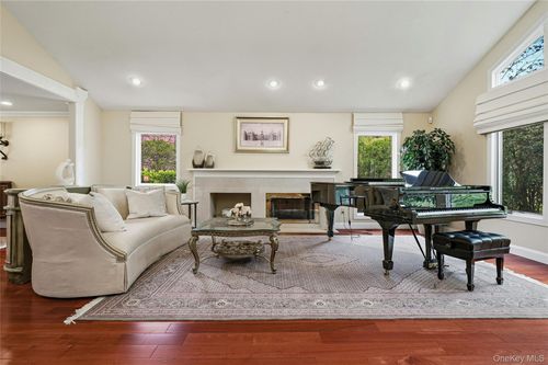 18 Aldgate Dr W, Manhasset, NY, 11030-3951 | Card Image