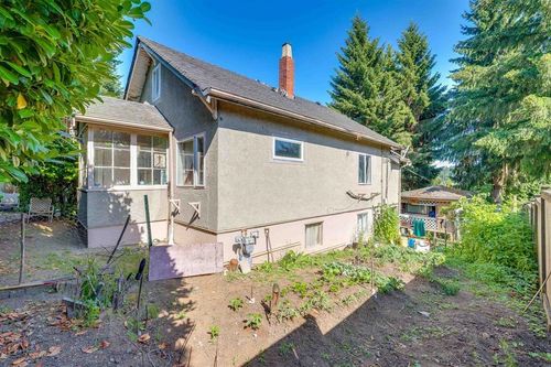 112 10th Ave, New Westminster, BC, V3L2B1 | Card Image