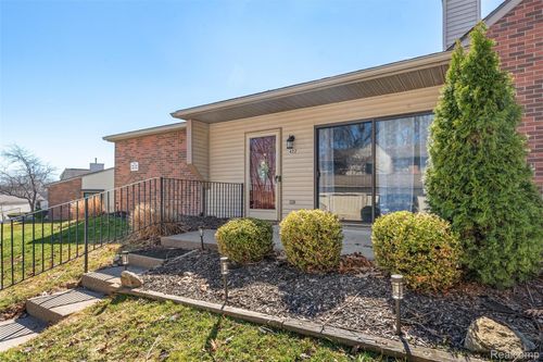 422 Water Tower Cir, Brighton, MI, 48116-2921 | Card Image