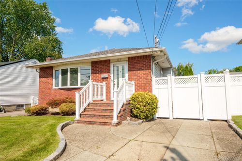 136 10th St, Hicksville, NY, 11801-5508 | Card Image