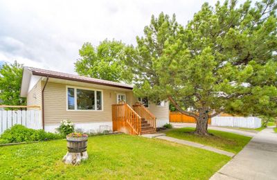 892 East Ave, House detached with 4 bedrooms, 2 bathrooms and 3 parking in Pincher Creek AB | Image 1