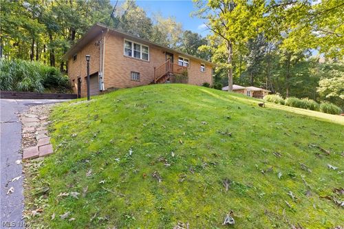 2082 Wylie Ridge Rd, Weirton, WV, 26062-6056 | Card Image