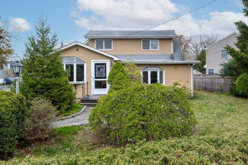 4 Hillcrest Dr, Glen Head, NY, 11545-1726 | Card Image