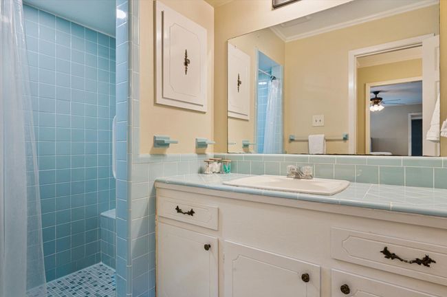 Nice size shower | Image 33