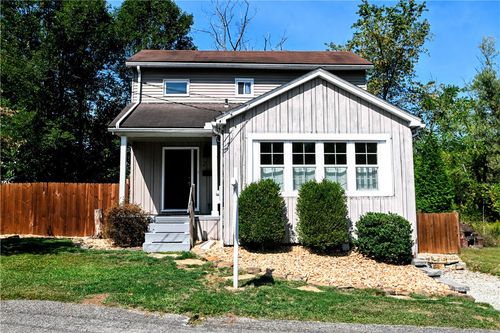 2 Locust Grv, Greenock, PA, 15047-1131 | Card Image