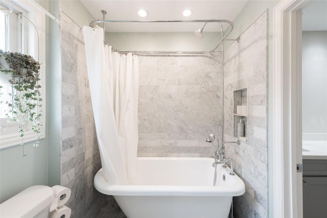 Beautiful clawfoot tub | Image 30