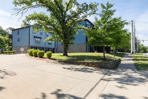 1975 N Bourbon Dr, Fayetteville, AR, 72703-2453 | Card Image