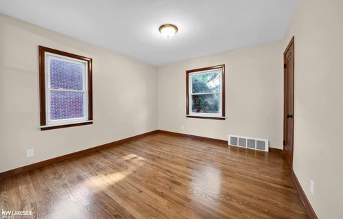 7421 Woodmont Ave, Detroit, MI, 48228-3632 | Card Image