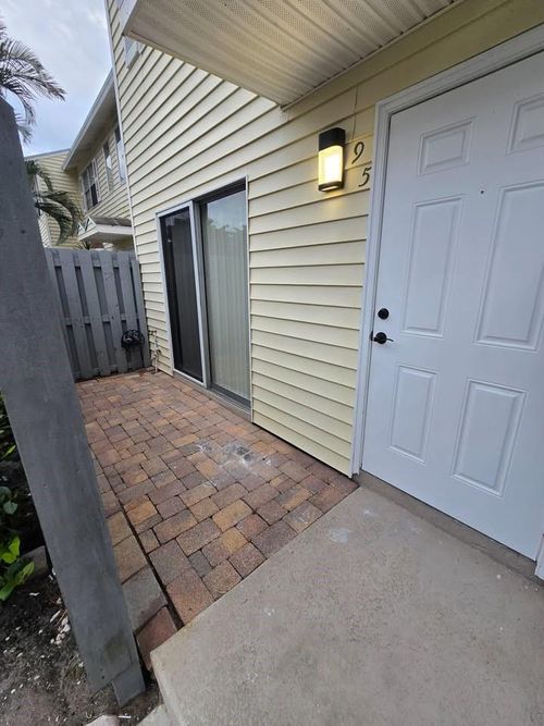 95 Sw 3rd St, Pompano Beach, FL, 33060-7933 | Card Image