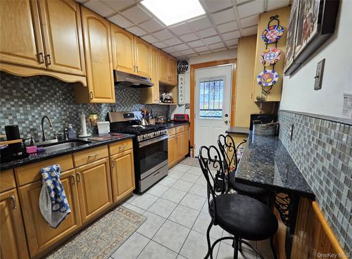 7852 79th Ln, Glendale, NY, 11385-7450 | Card Image