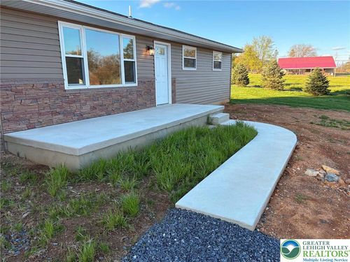 3957 Mountain Rd, Slatington, PA, 18080-3670 | Card Image