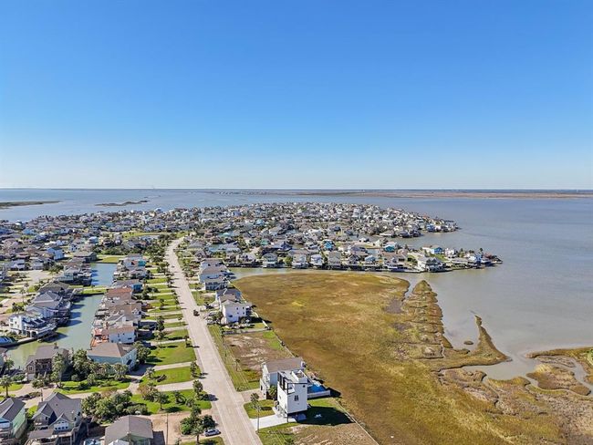 830 Tiki Dr, House other with 3 bedrooms, 3 bathrooms and 1 parking in Tiki Island TX | Image 34
