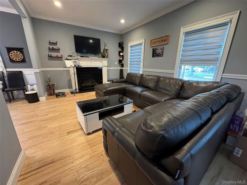 1534 Lowell Ave, New Hyde Park, NY, 11040-4318 | Card Image