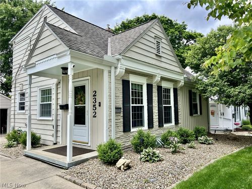 2352 26th St, Cuyahoga Falls, OH, 44223-1520 | Card Image