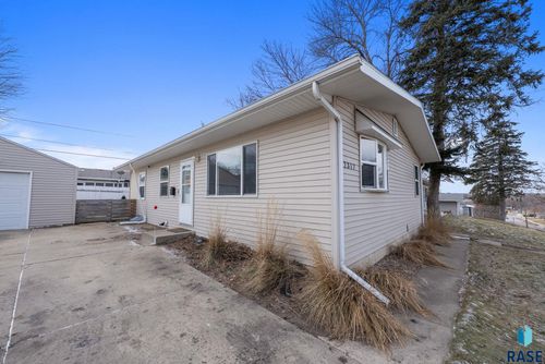 2317 E 18th St Street, Sioux Falls, SD, 57103 | Card Image