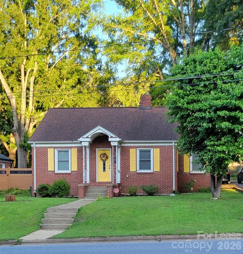 1024 8th St Ne, Hickory, NC, 28601-3926 | Card Image