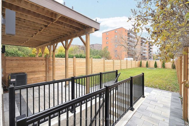 1048 Roosevelt Rd, House attached with 5 bedrooms, 6 bathrooms and 2 parking in Mississauga ON | Image 46