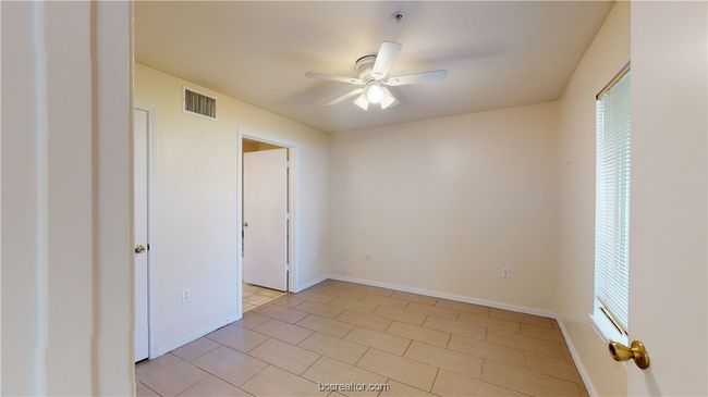Empty room with ceiling fan | Image 14