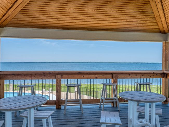 Observation deck overlooking Bois d'Arc Lake and community | Image 24