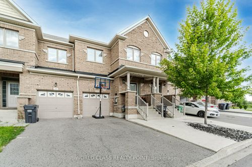 15 Davenfield Cir, Brampton, ON, L6P4M2 | Card Image